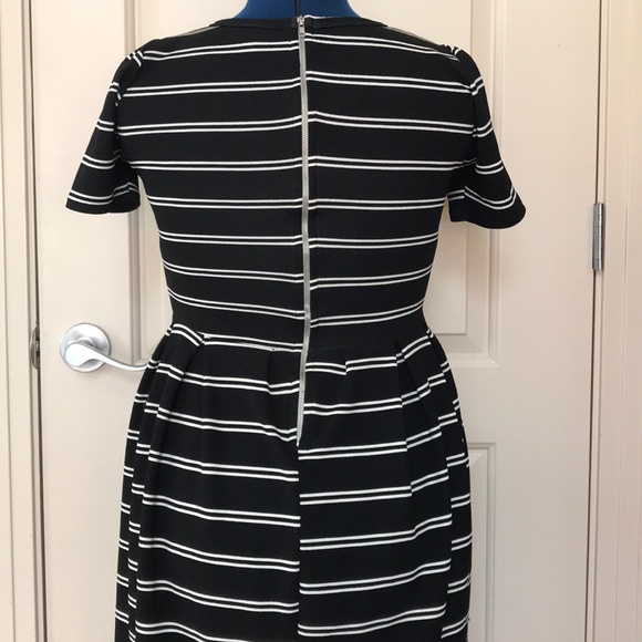 Black and white - Picture 4 of 6